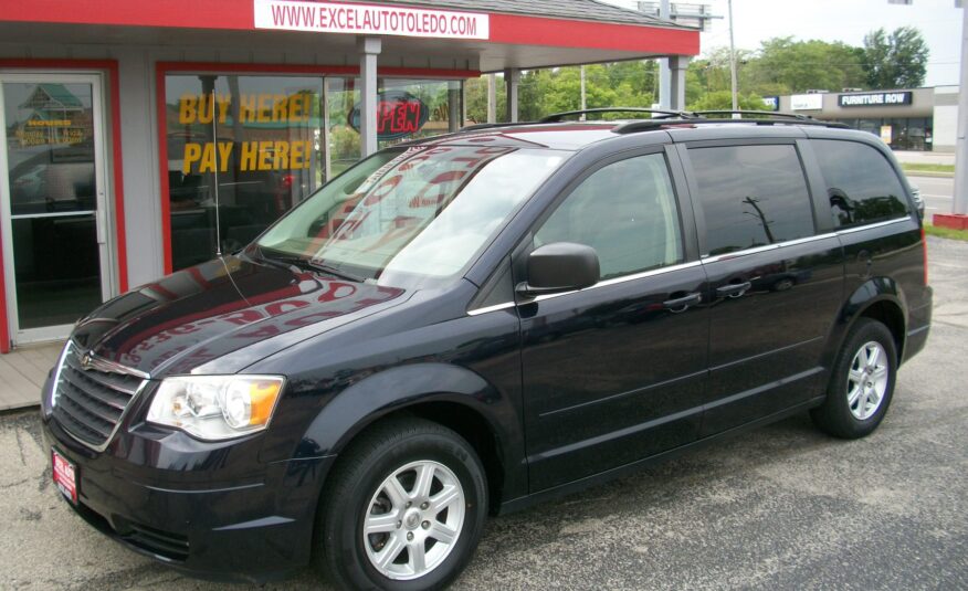 2010 Chrysler Town & Country LX