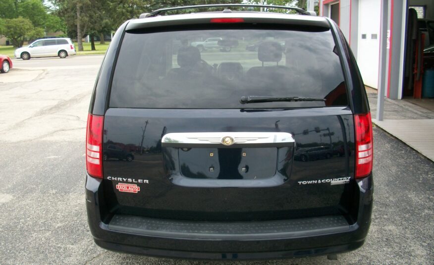 2010 Chrysler Town & Country LX