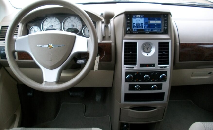 2010 Chrysler Town & Country LX