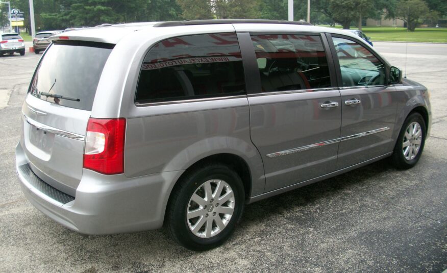 2016 Chrysler Town & Country Touring