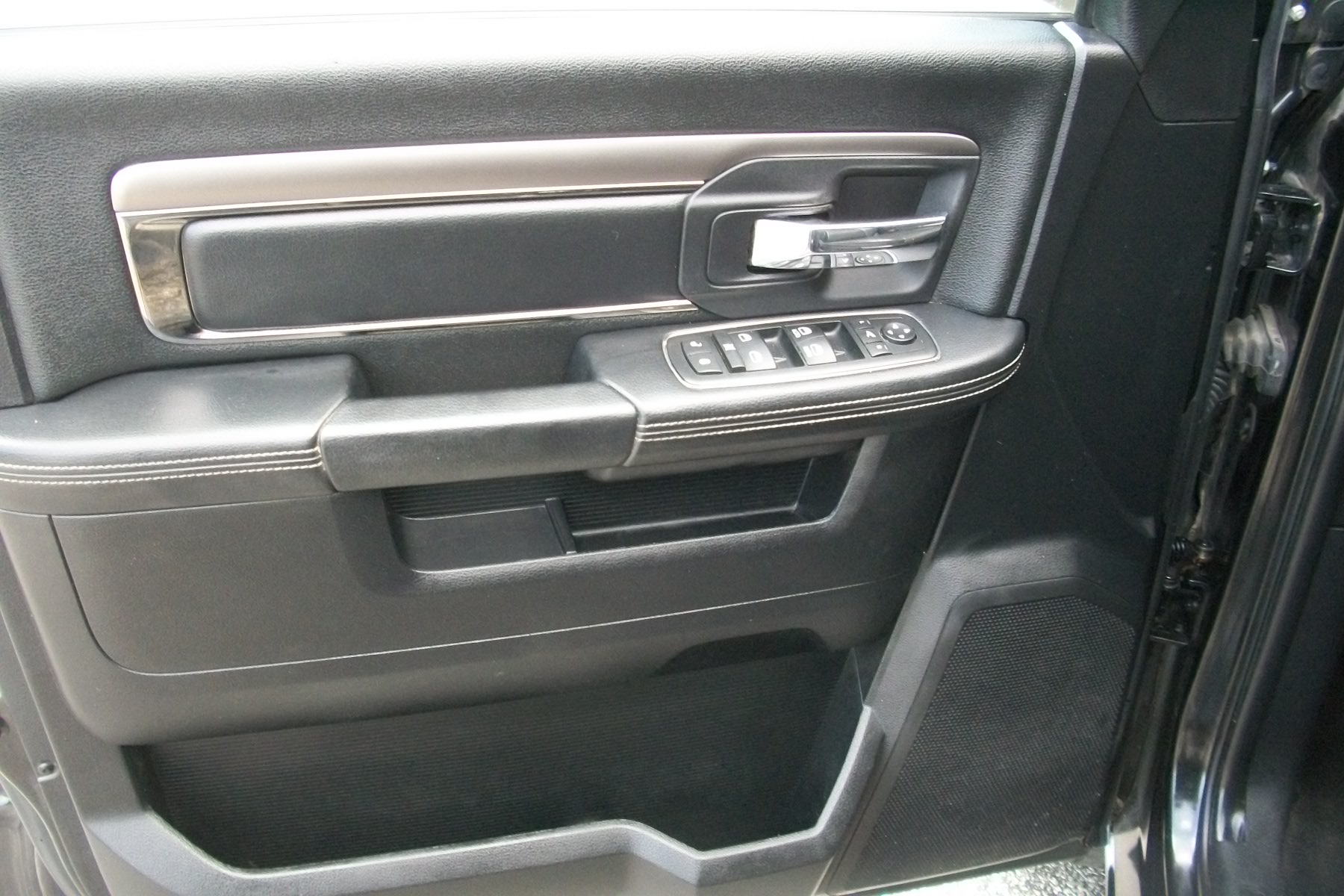 2015 RAM 1500 Sport Crew Cab SWB 4WD
